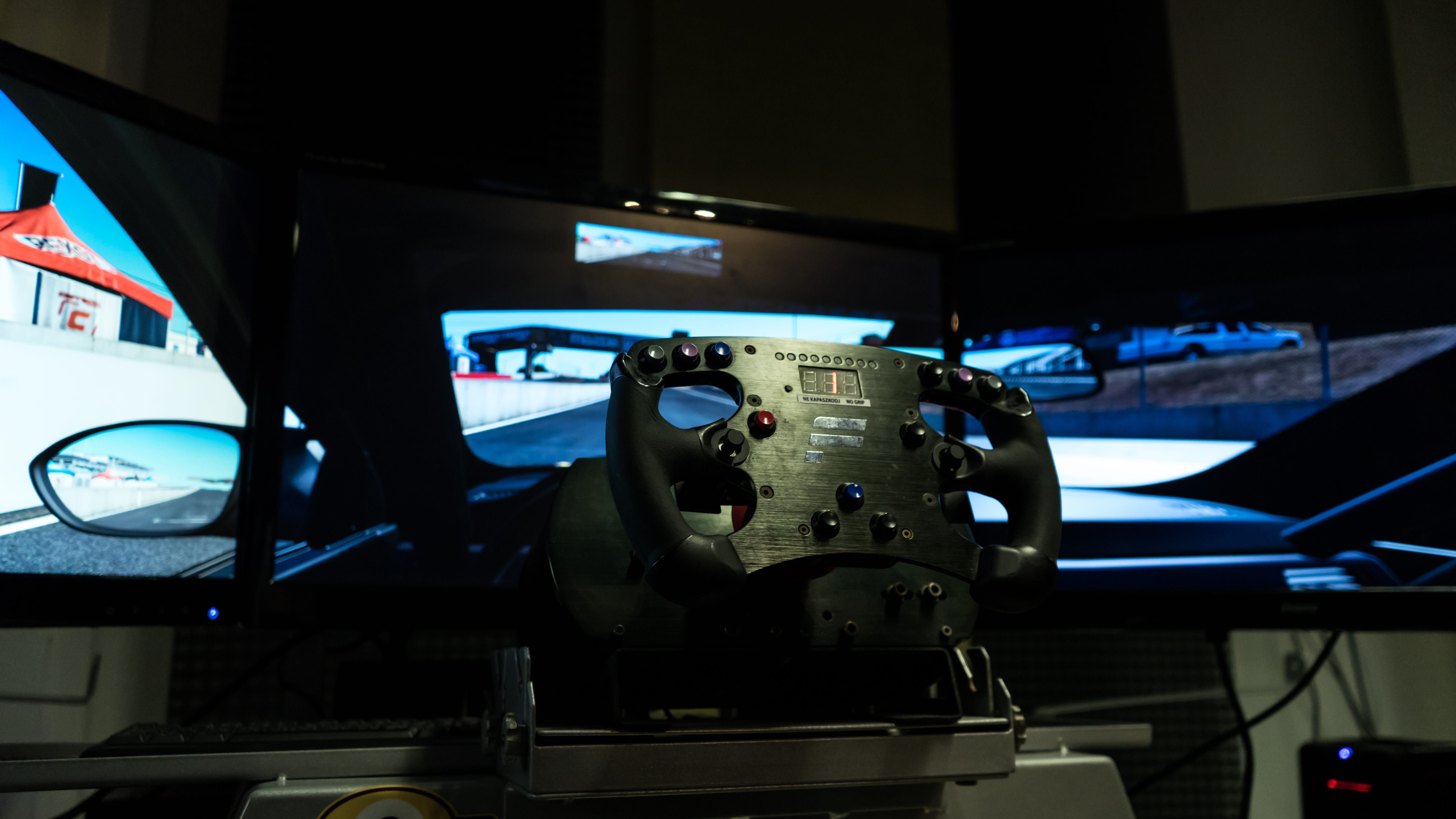 Triple-Screen Simulator Session (1 Hour, 1–7 Simulators)